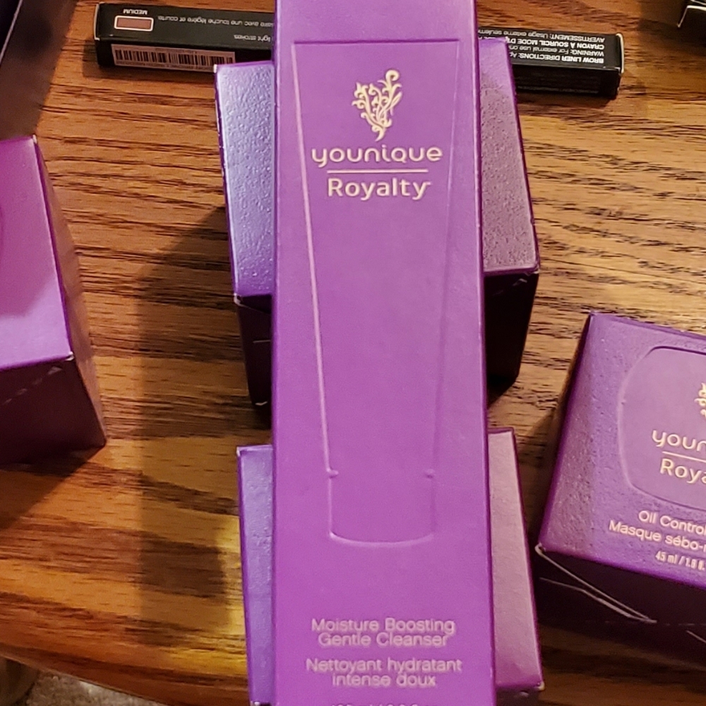 Younique moisture boosting gentle cleaner